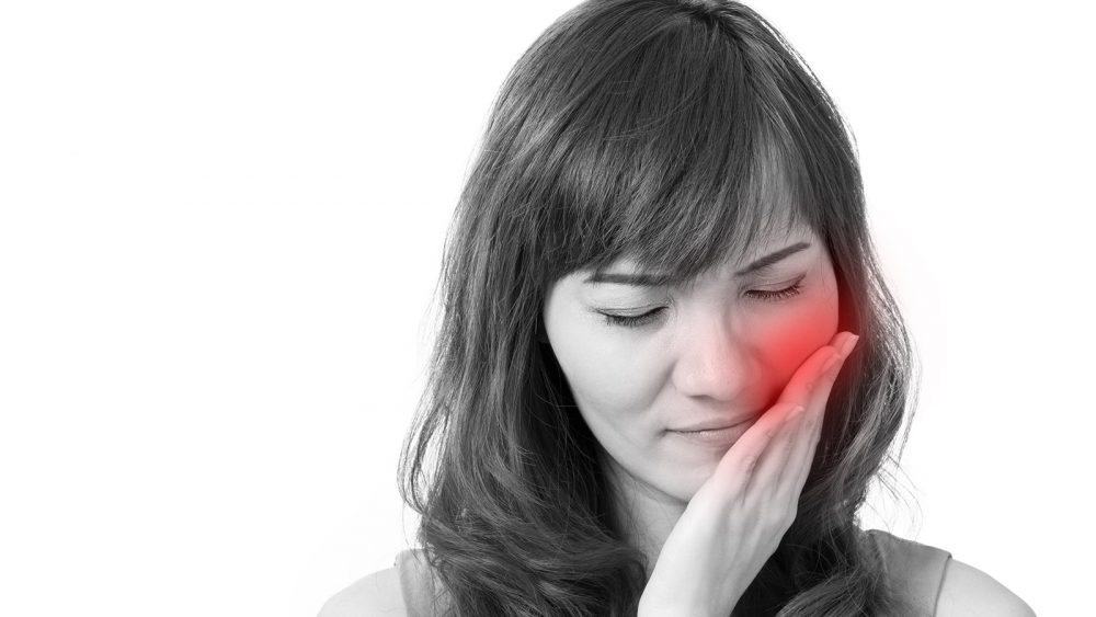 woman experiencing toothache